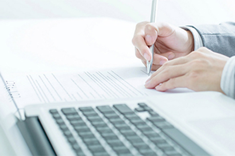 很多搜索引擎優(yōu)化師網(wǎng)站排名過程中，只是一味地發(fā)文章，發(fā)外鏈，遇見一些問題就去到處去問所謂地SEO大神，網(wǎng)上找SEO教程，可以說沒有自己的SEO策略。其實(shí)在華夕看來，是因?yàn)檫@些搜索引擎優(yōu)化師沒有深度理解搜索引擎優(yōu)化。